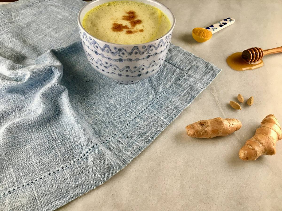 Close-up of inflammation turmeric reducer pet capsules with measuring scoop